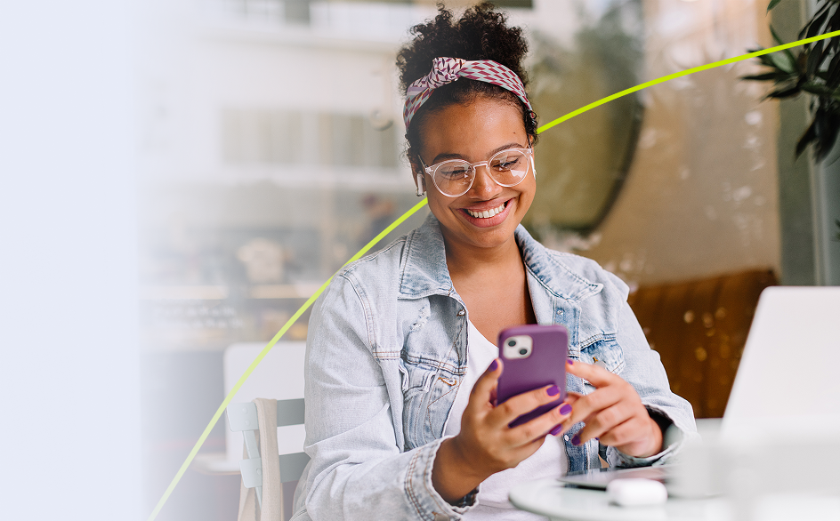 Mulher com celular na mão